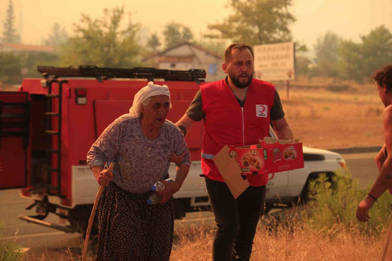 Antalya’da alevlerle mücadele sürüyor: Antalya-Isparta yolu trafiğe kapatıldı