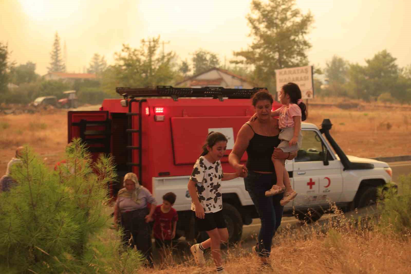 Antalya’da alevlerle mücadele sürüyor: Antalya-Isparta yolu trafiğe kapatıldı