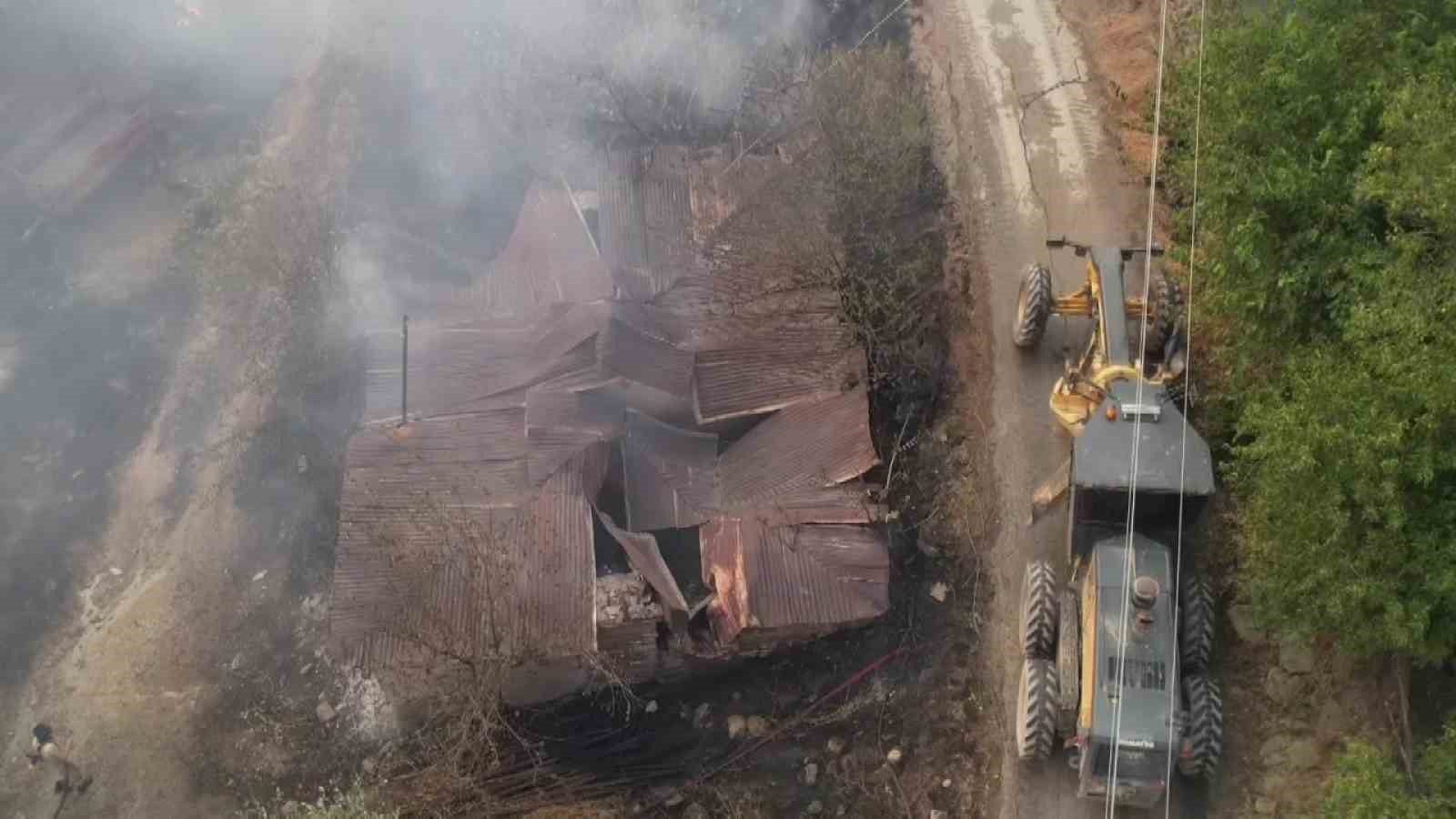 Kozan’daki yangın İmamoğlu ilçesine ilerledi