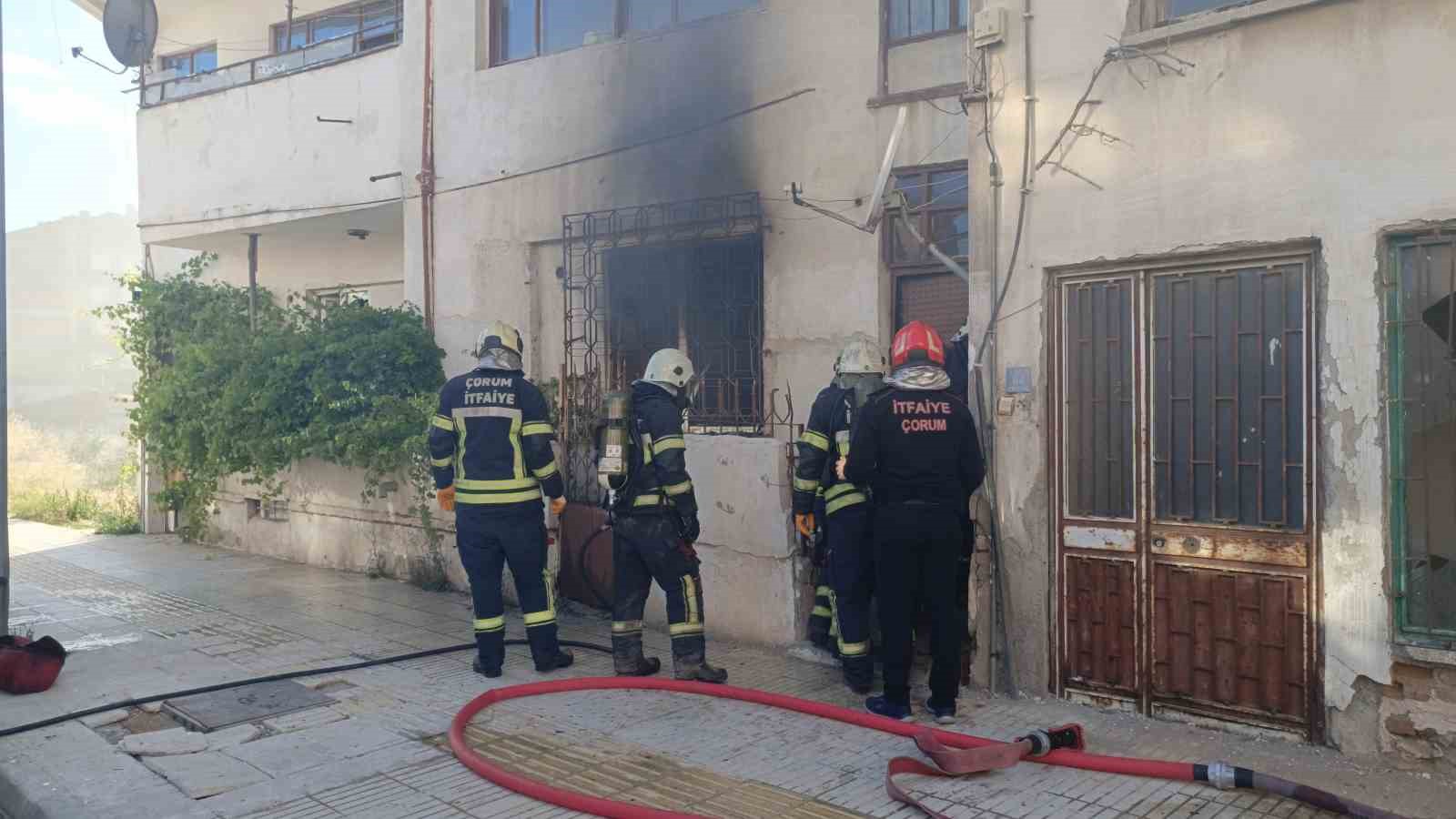 Çorum’da apartman dairesinde çıkan yangın korkuttu