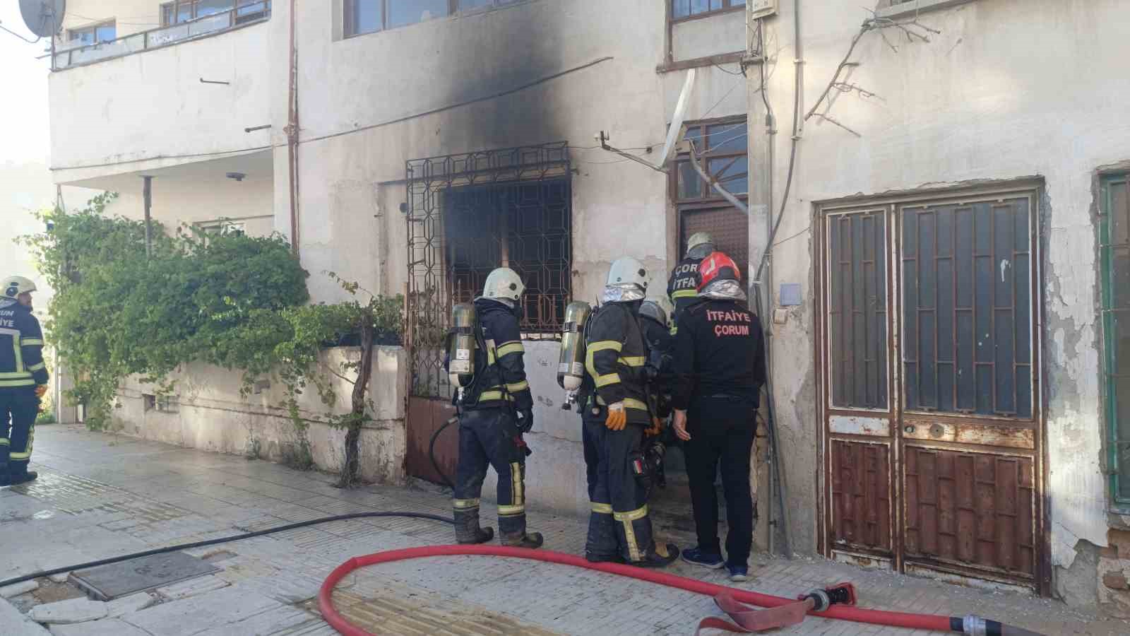 Çorum’da apartman dairesinde çıkan yangın korkuttu