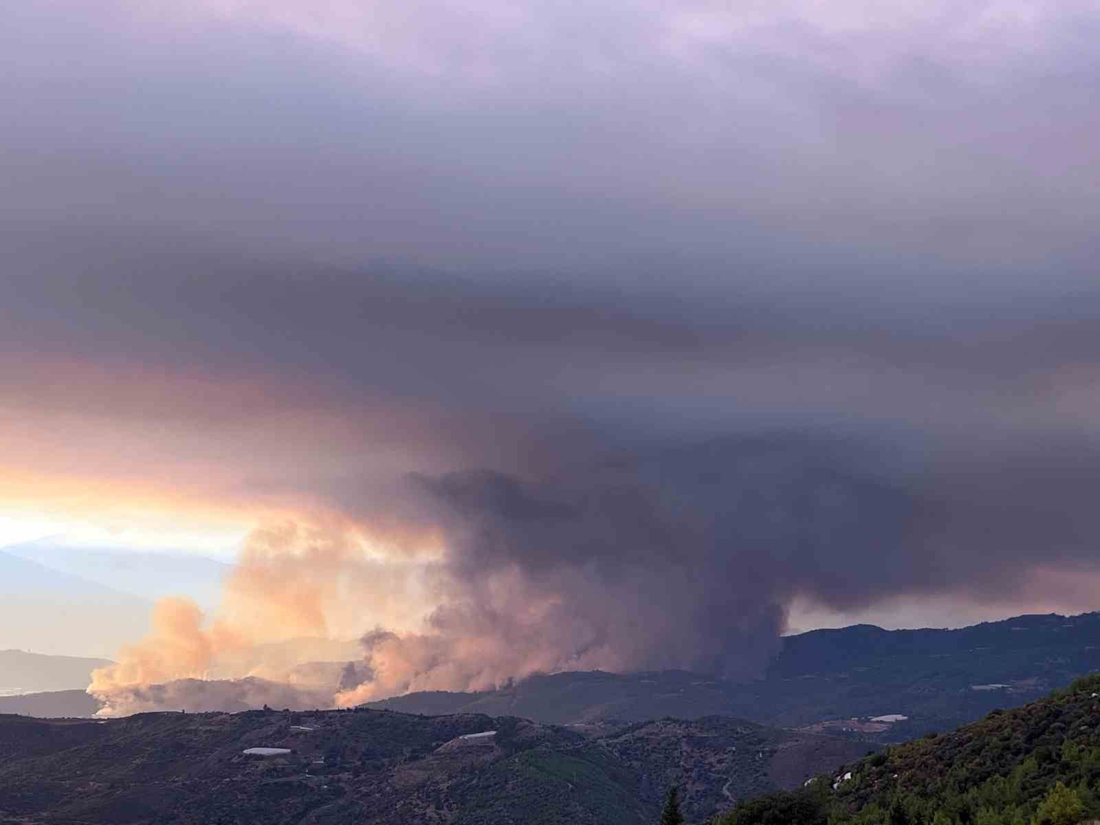 Kumluca’daki orman yangınında 10 ev zarar gördü, karadan müdahale devam ediyor