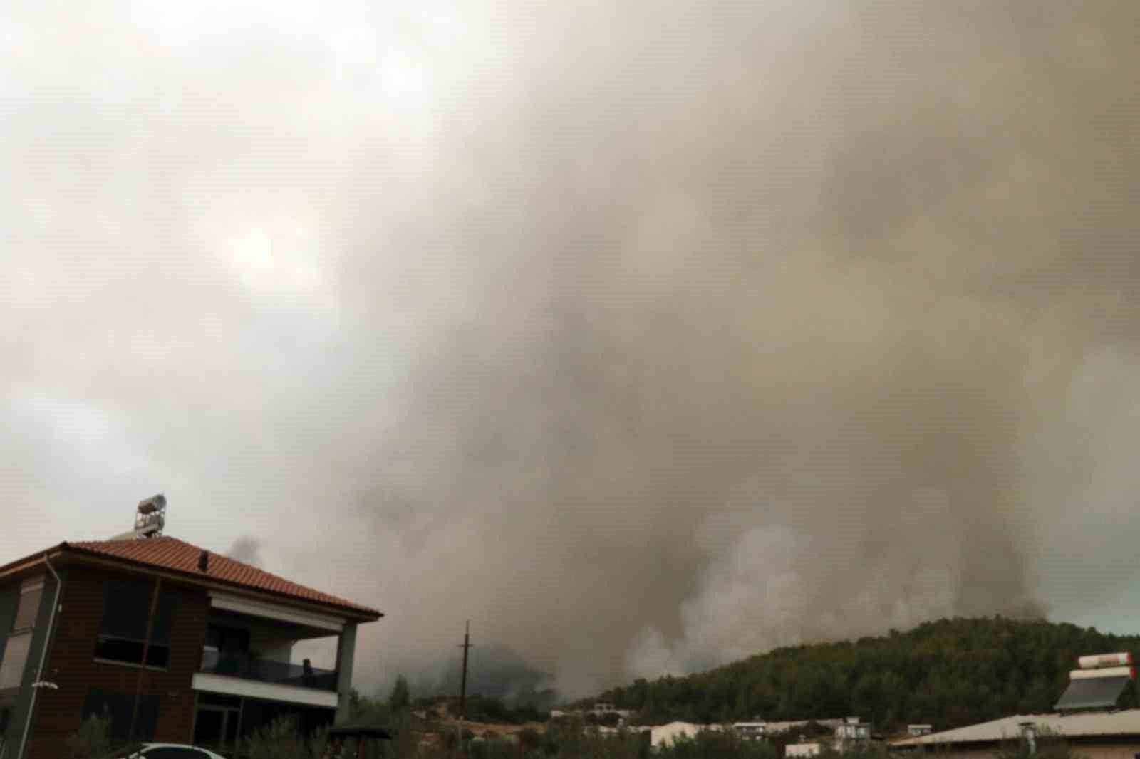 Kumluca’daki orman yangınında 10 ev zarar gördü, karadan müdahale devam ediyor