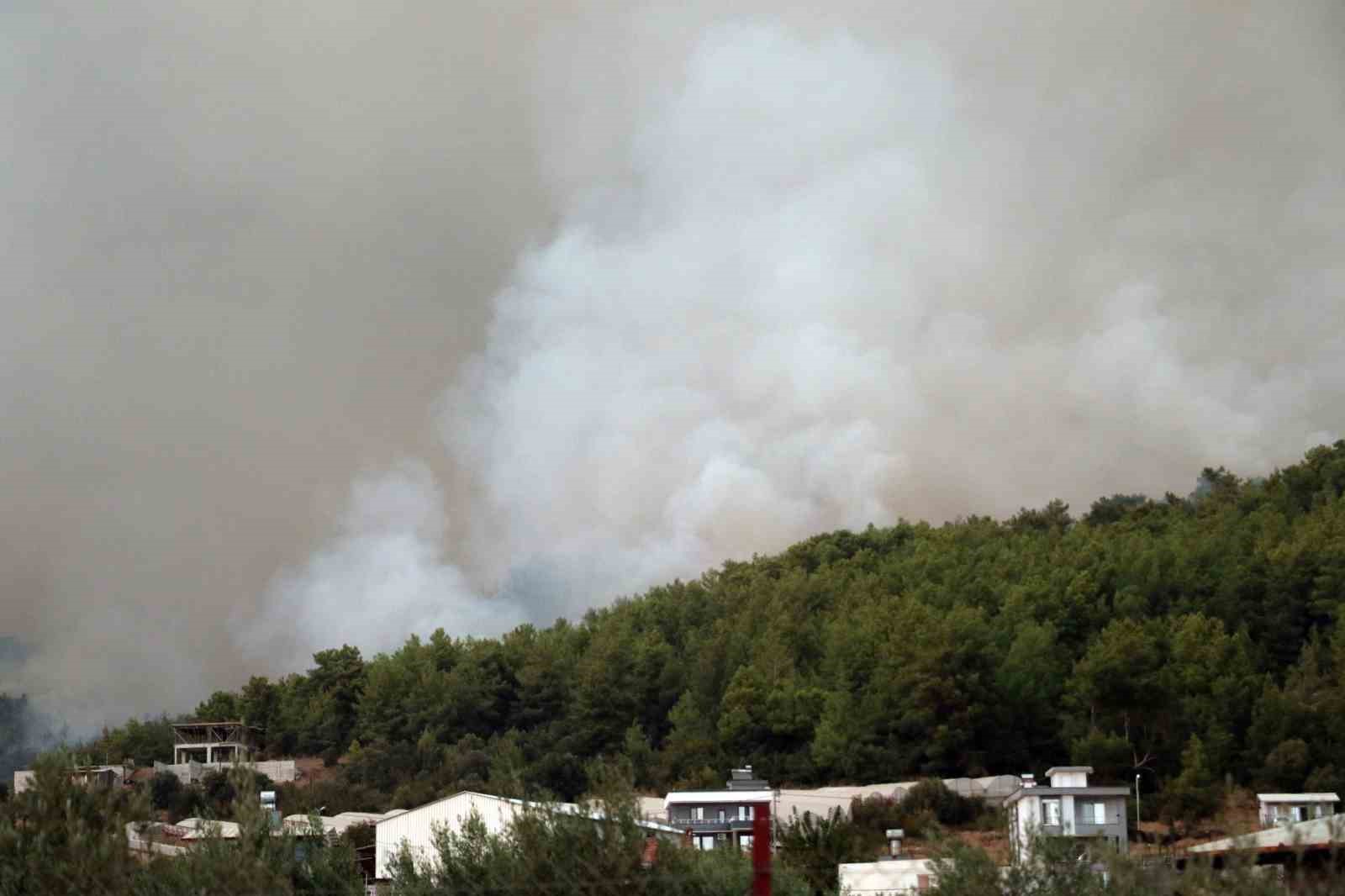 Kumluca’daki orman yangınında 10 ev zarar gördü, karadan müdahale devam ediyor