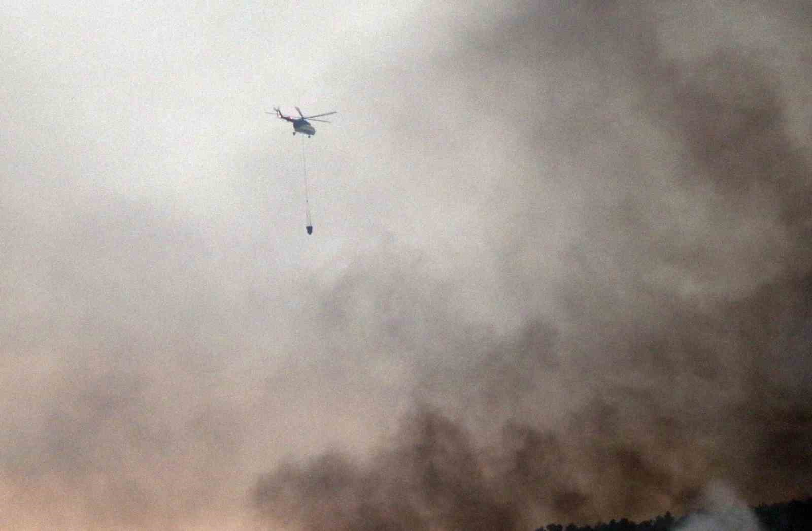 Kumluca’daki orman yangınında 10 ev zarar gördü, karadan müdahale devam ediyor