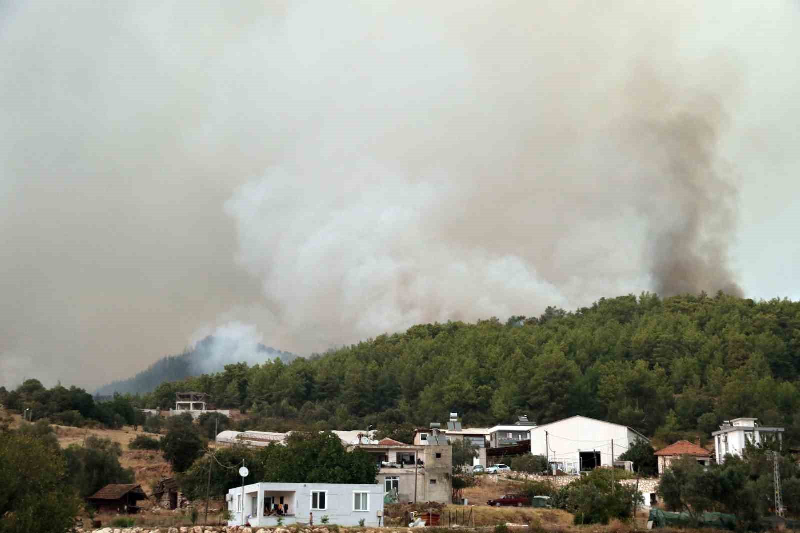 Kumluca’daki orman yangınında 10 ev zarar gördü, karadan müdahale devam ediyor
