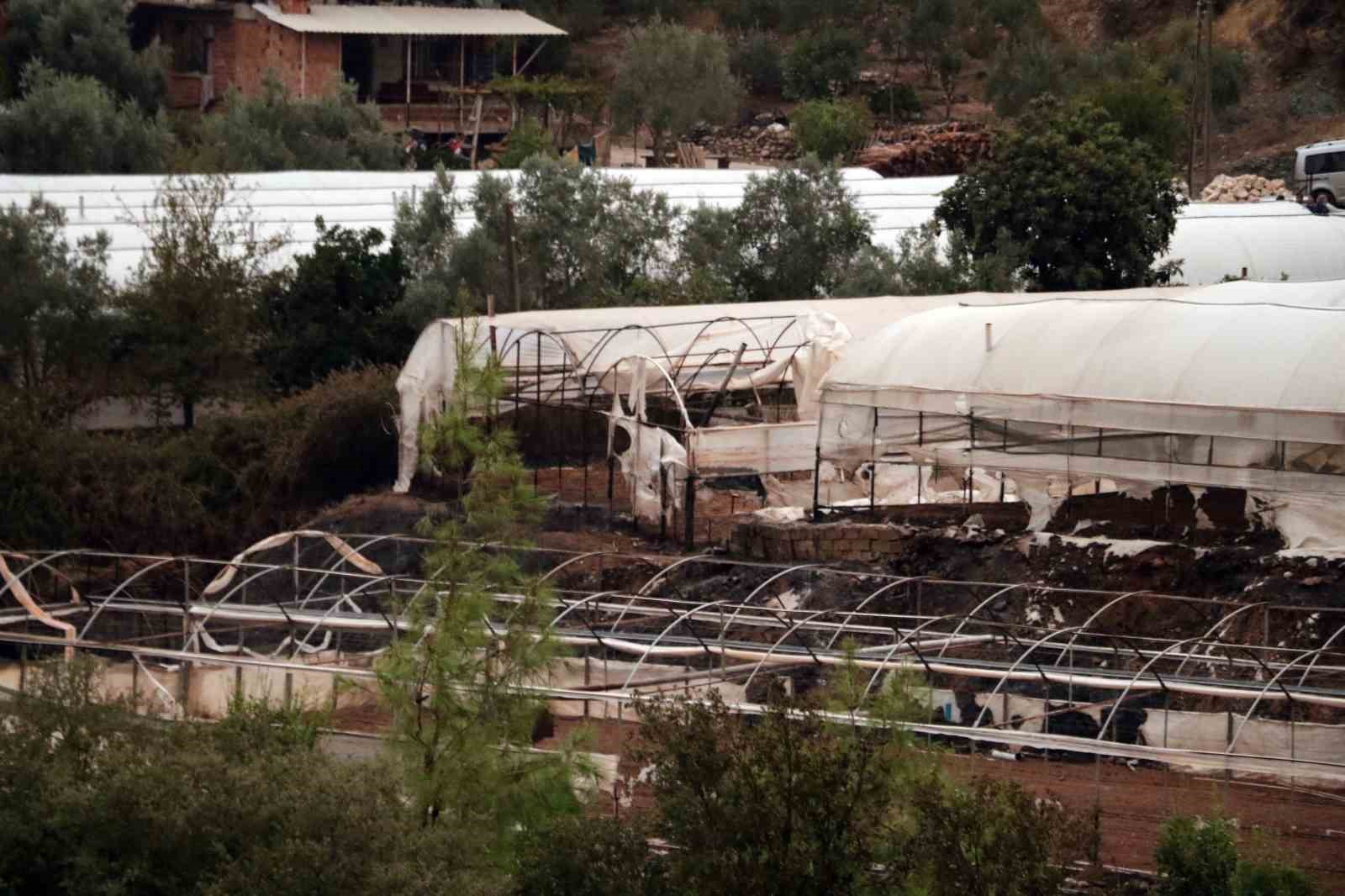 Kumluca’daki orman yangınında 10 ev zarar gördü, karadan müdahale devam ediyor