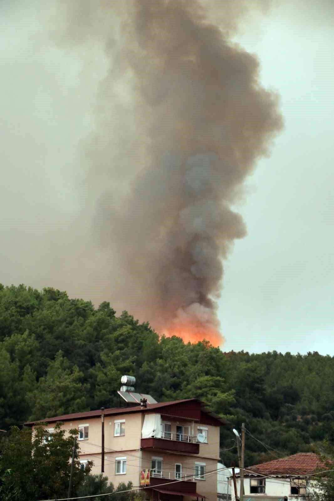 Kumluca’daki orman yangınında 10 ev zarar gördü, karadan müdahale devam ediyor