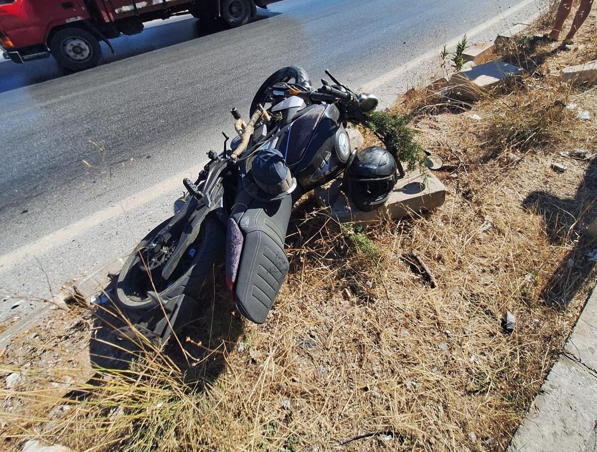 Refüje çarpan motosikletli genç hayatını kaybetti