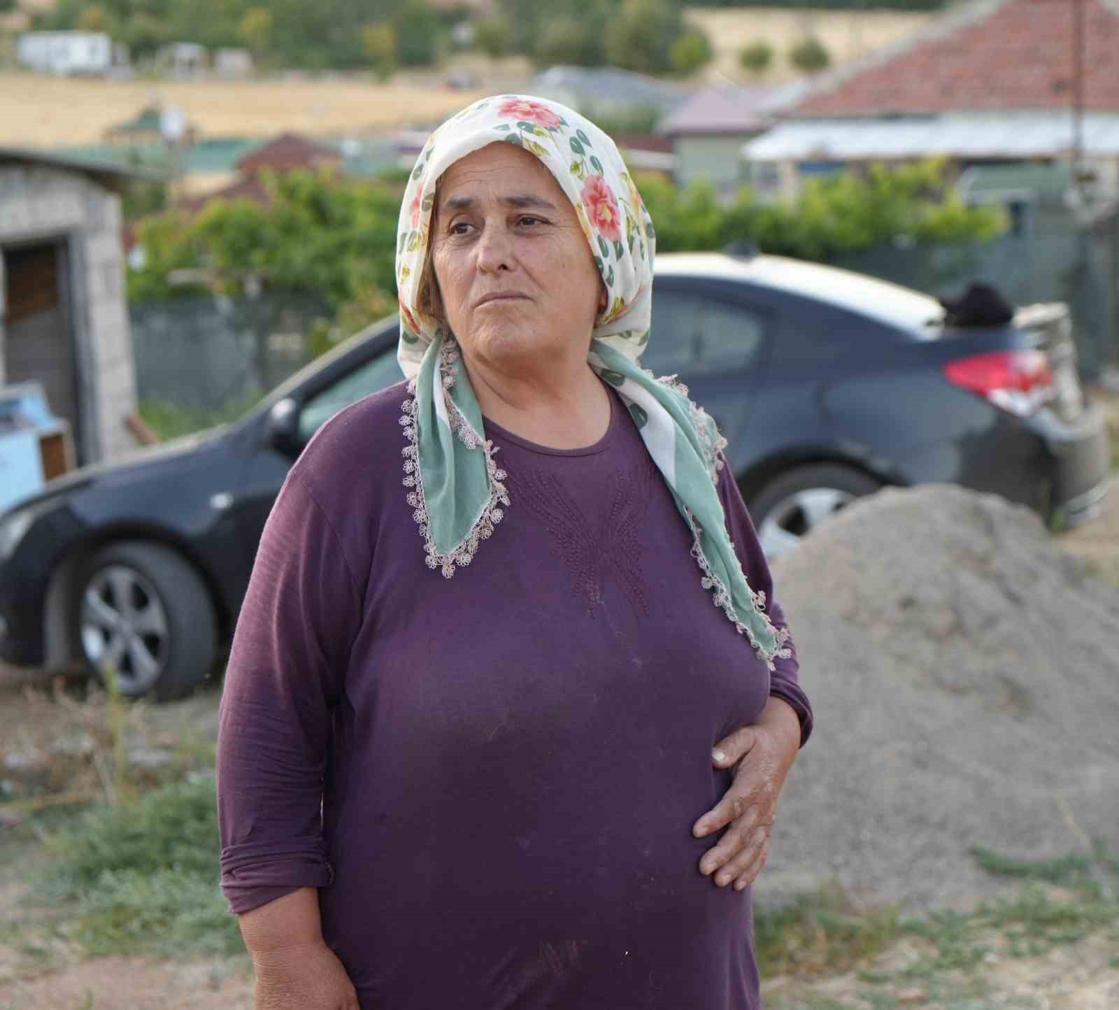 Alevler 50 dönümü sardı: Rüzgarın yönü köyü kurtardı