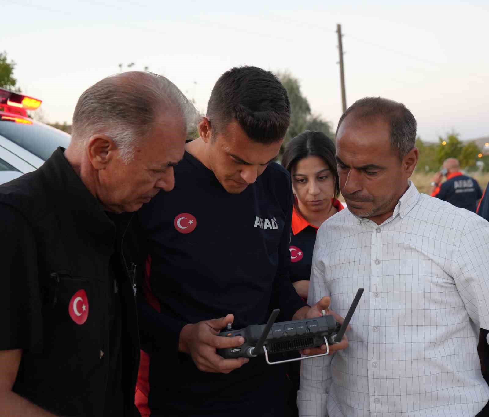 Alevler 50 dönümü sardı: Rüzgarın yönü köyü kurtardı