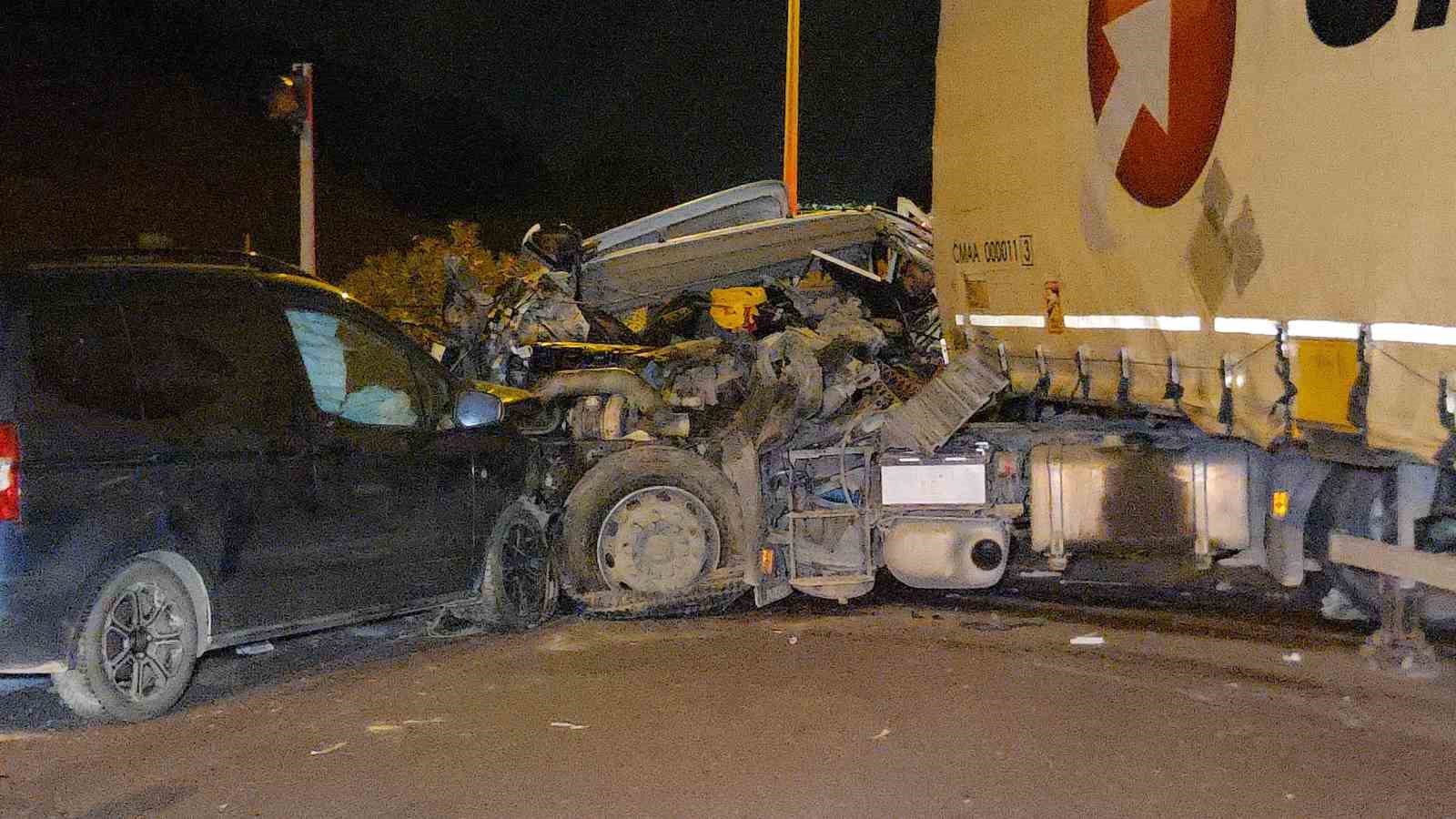 Bursa’da tır ile otomobil çarpıştı: 1 ölü, 7 yaralı