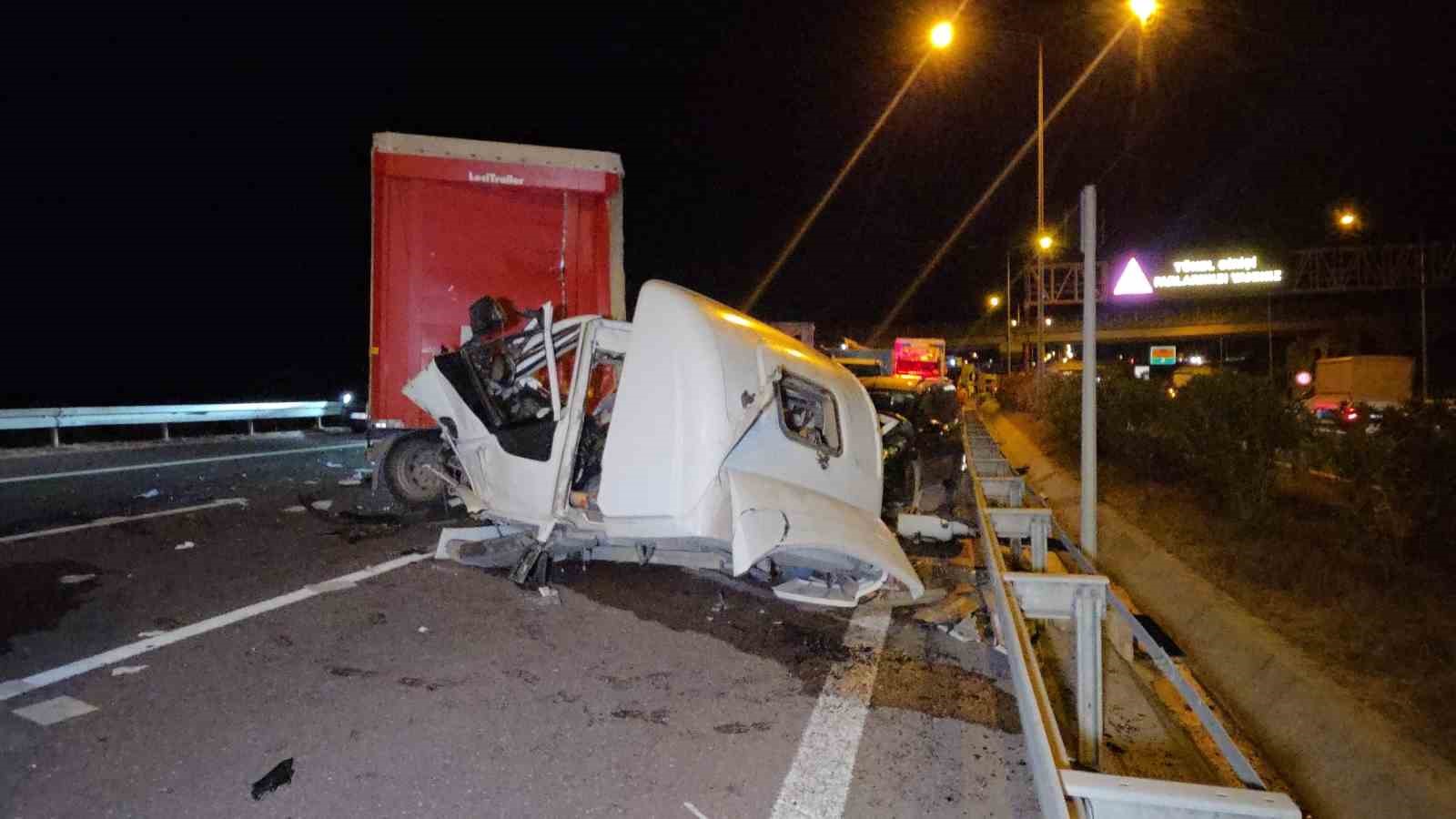 Bursa’da tır ile otomobil çarpıştı: 1 ölü, 7 yaralı