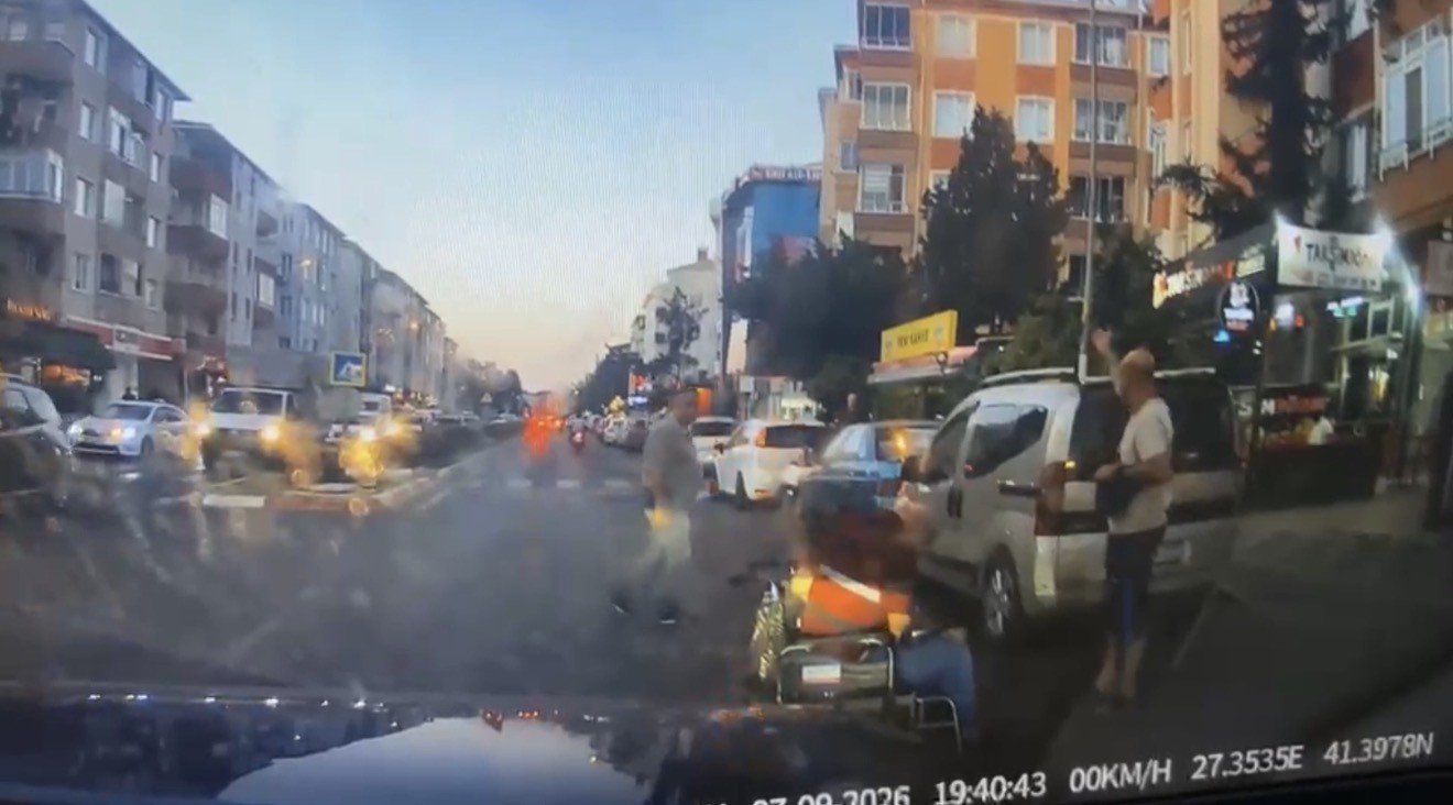 Tekerlekli sandalyedeki vatandaşın ayağına çarpıp yoluna devam etti