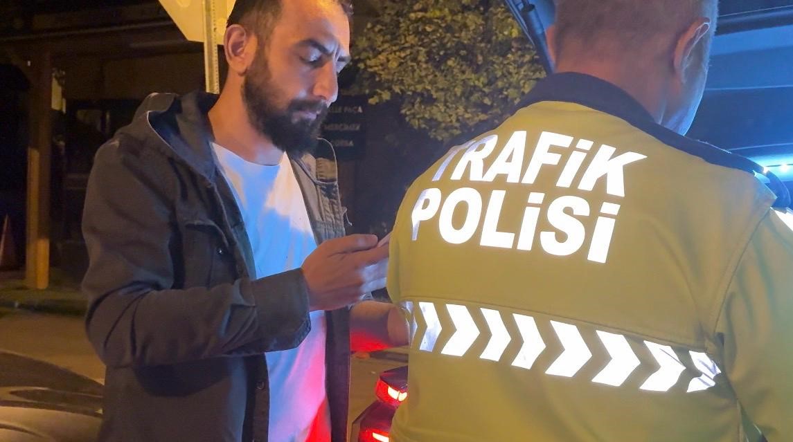 Alkollü yakalanan sürücü, ekiplere ‘abartmayın’ diyerek çıkıştı