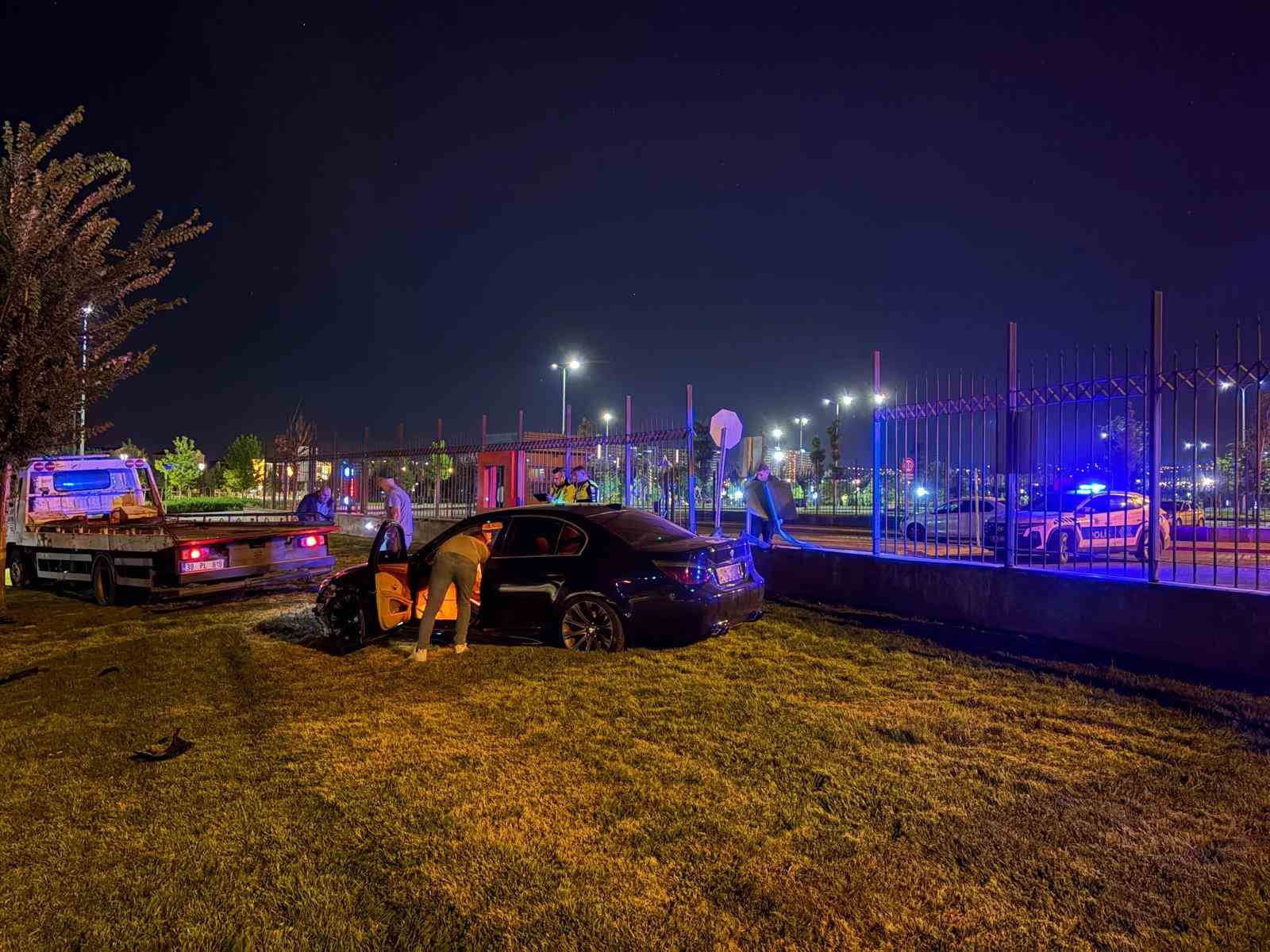 Kayseri’de bir garip kaza: Kaldırımdan seken otomobil 1 metrelik duvarı aştı