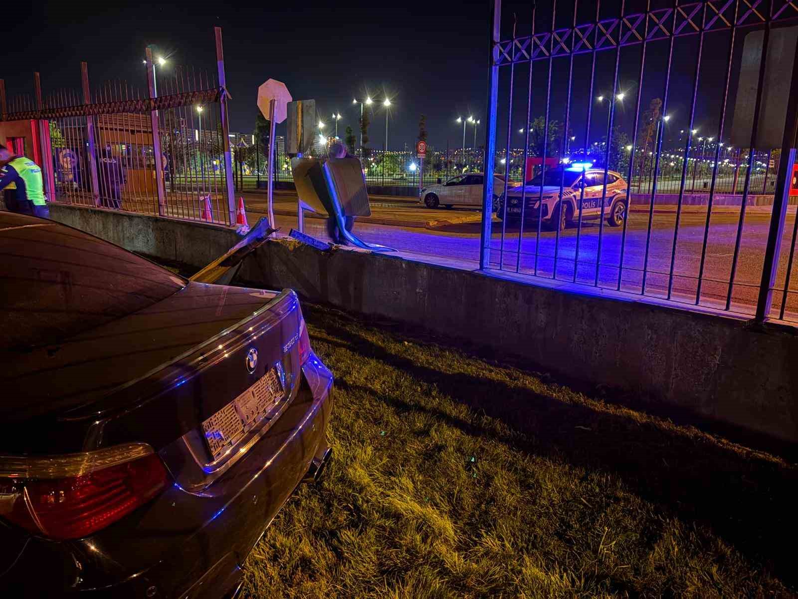 Kayseri’de bir garip kaza: Kaldırımdan seken otomobil 1 metrelik duvarı aştı
