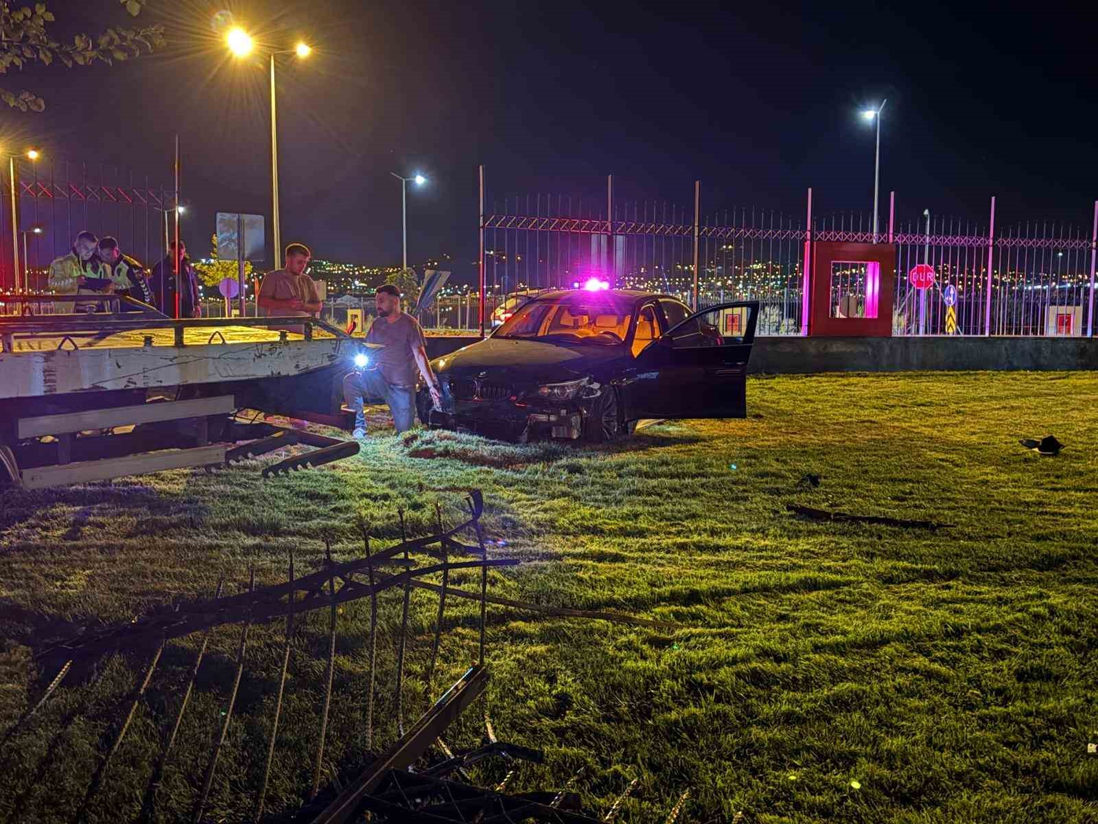 Kayseri’de bir garip kaza: Kaldırımdan seken otomobil 1 metrelik duvarı aştı