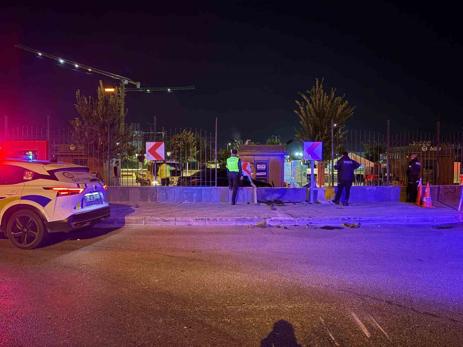 Kayseri’de bir garip kaza: Kaldırımdan seken otomobil 1 metrelik duvarı aştı