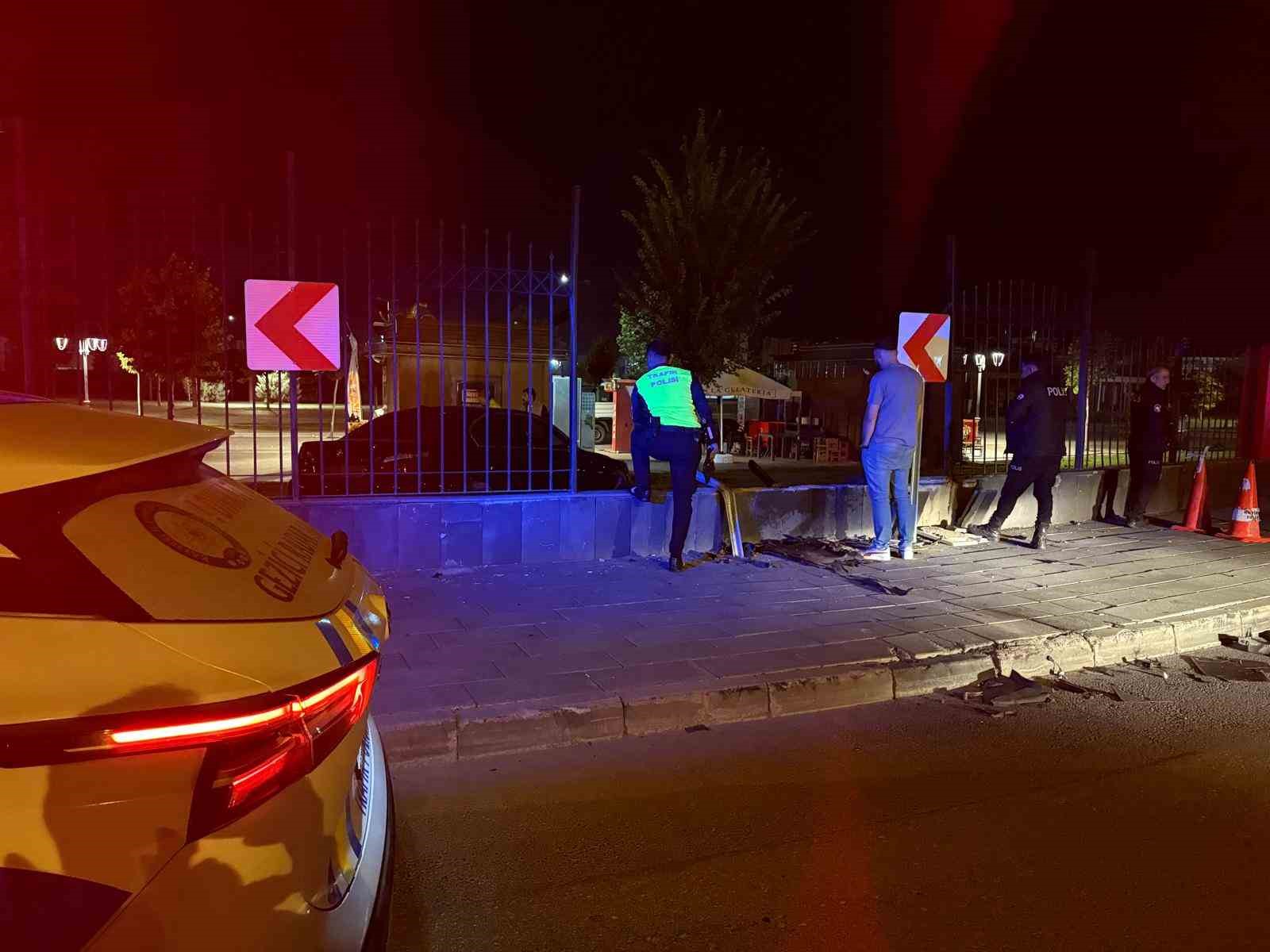 Kayseri’de bir garip kaza: Kaldırımdan seken otomobil 1 metrelik duvarı aştı