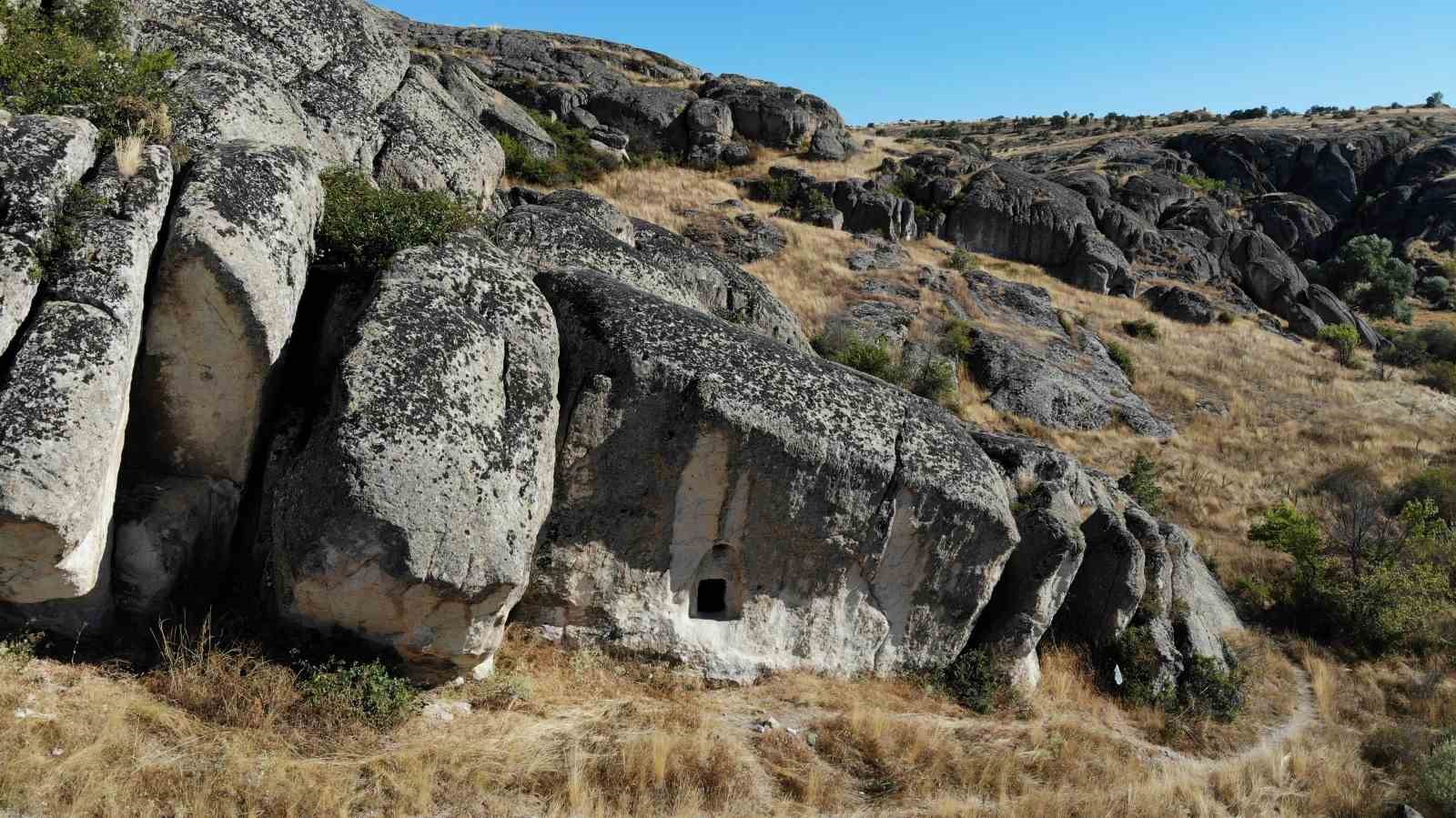 Divanlı Kayalıkları heybetiyle göz kamaştırıyor