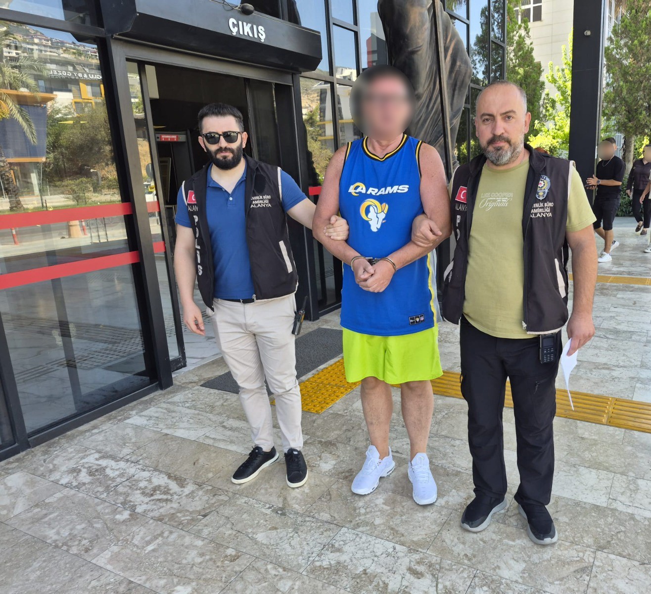 Alanya’da Türk bayrağına tüküren İngiliz turist tutuklandı