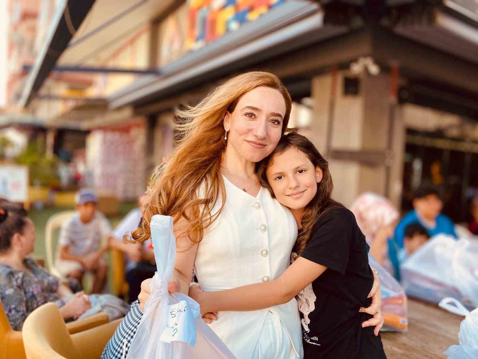 Kanseri 3 kez yendi, kendini çocuklara adadı