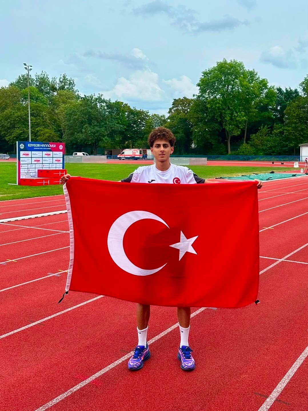 Ümraniye Belediyesi Spor Kulübü atleti Mustafa Abacıoğlu 400 metrede Avrupa şampiyonu oldu