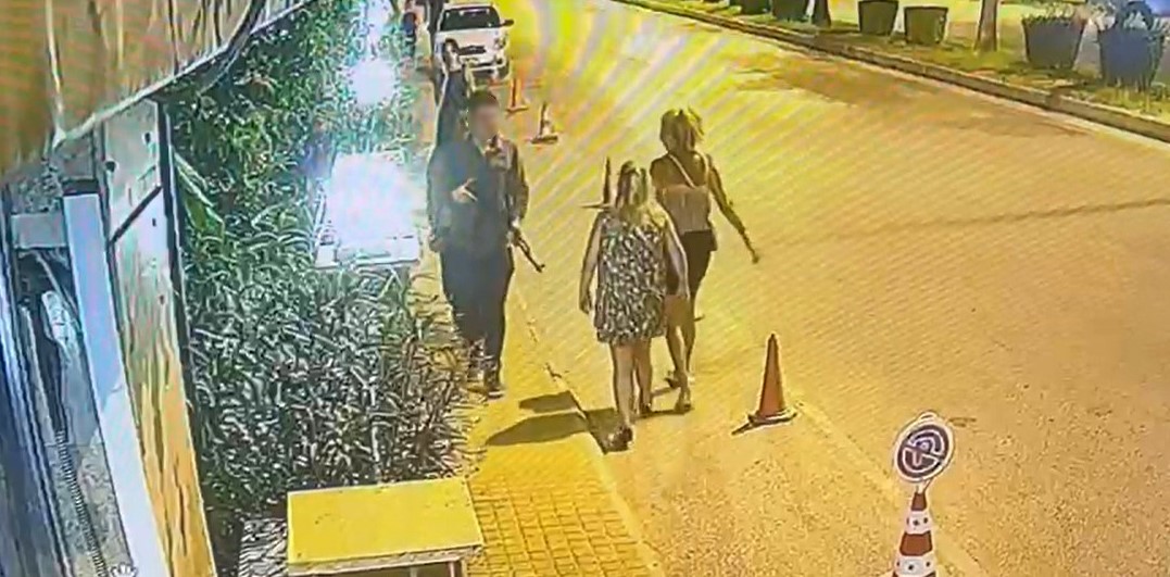 Elinde uzun namlulu plastik silahla sokağa çıktı jandarmayı alarma geçirdi