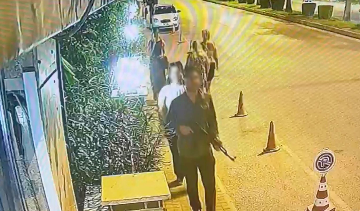 Elinde uzun namlulu plastik silahla sokağa çıktı jandarmayı alarma geçirdi