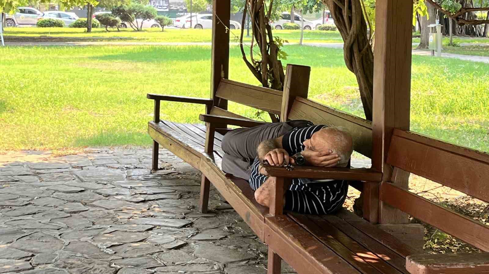 Adana’da termometreler 43 dereceyi gördü, vatandaş sıcağa şiir yazdı
