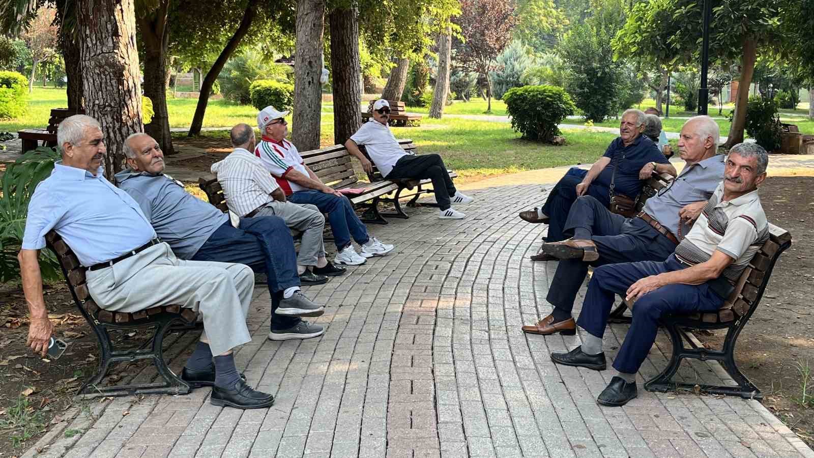 Adana’da termometreler 43 dereceyi gördü, vatandaş sıcağa şiir yazdı