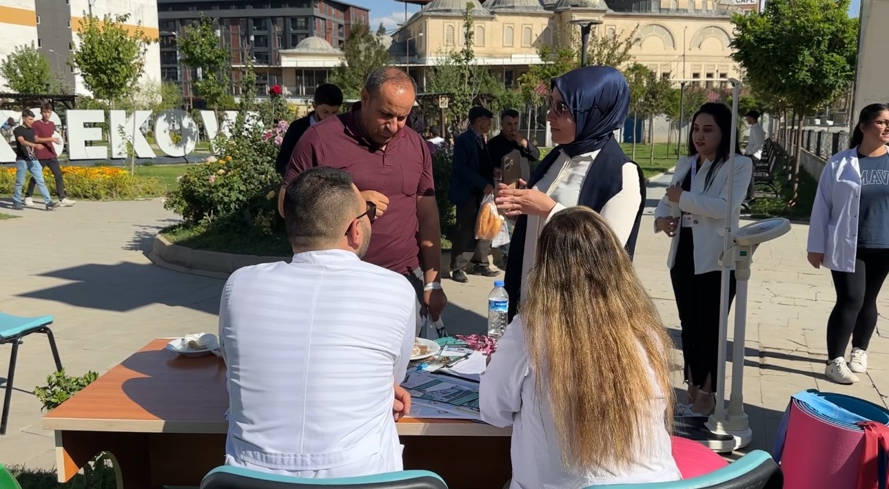 Yüksekova’da parklar sağlık sahnesine dönüştü