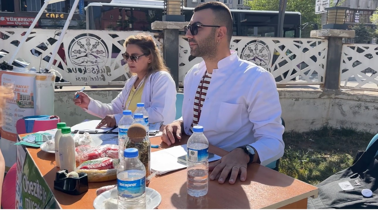 Yüksekova’da parklar sağlık sahnesine dönüştü