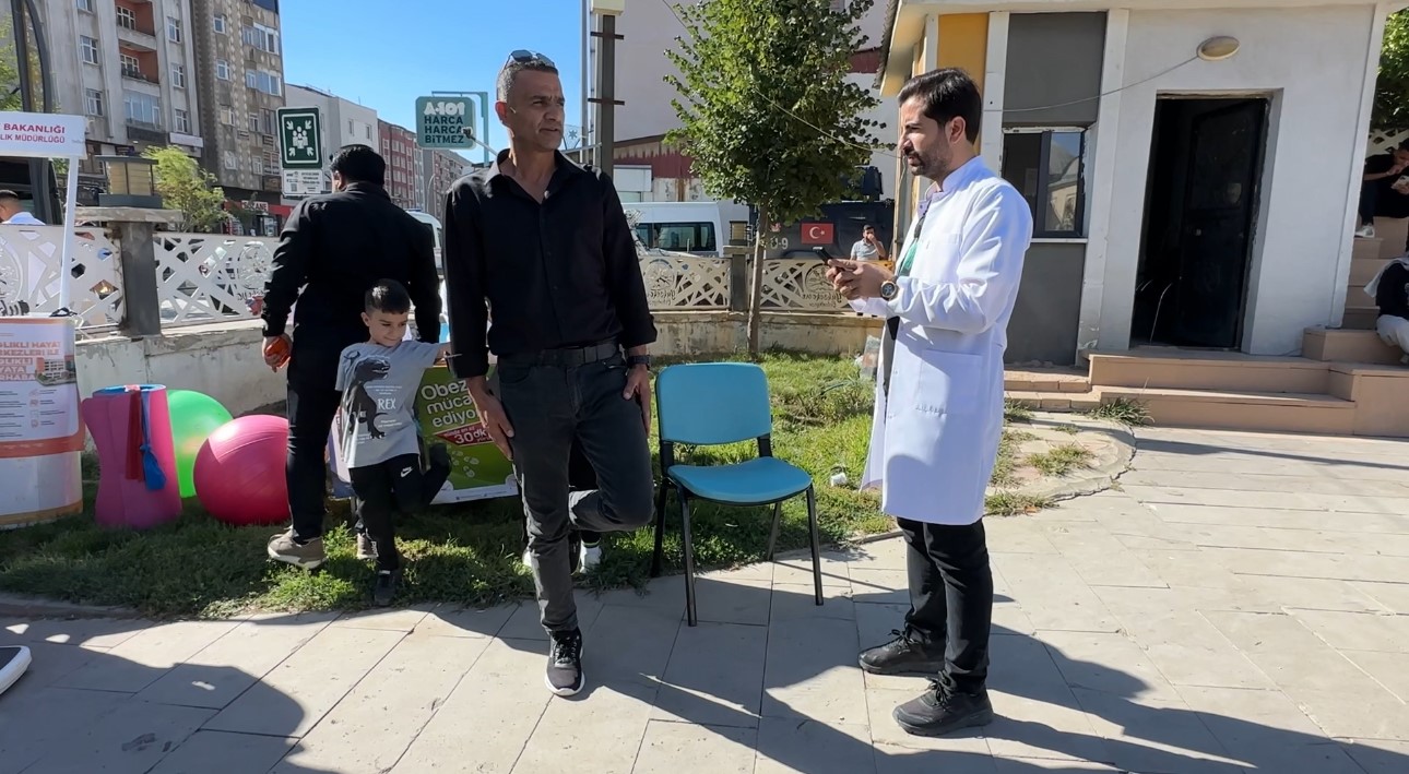 Yüksekova’da parklar sağlık sahnesine dönüştü