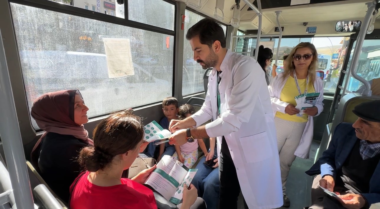 Yüksekova’da parklar sağlık sahnesine dönüştü