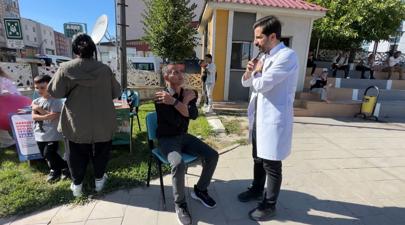 Yüksekova’da parklar sağlık sahnesine dönüştü