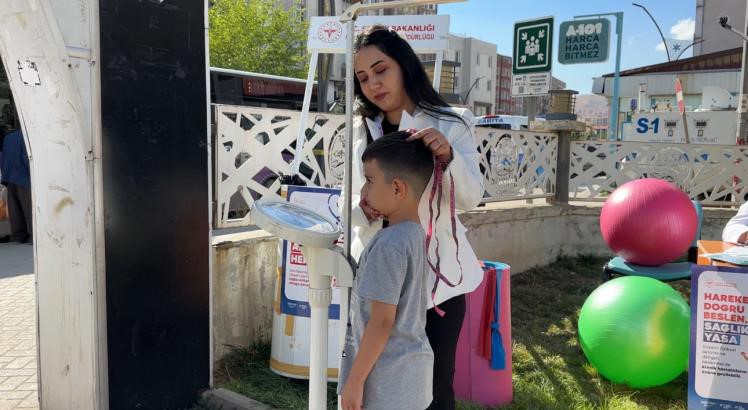 Yüksekova’da parklar sağlık sahnesine dönüştü