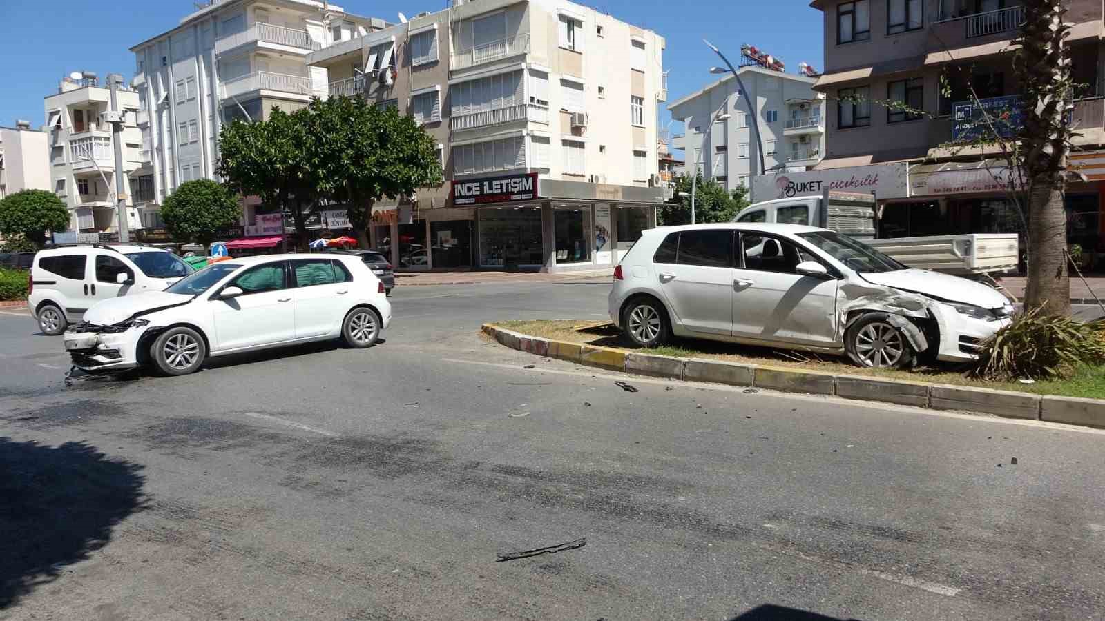 Manavgat’ta otomobiller çarpıştı: 2 yaralı