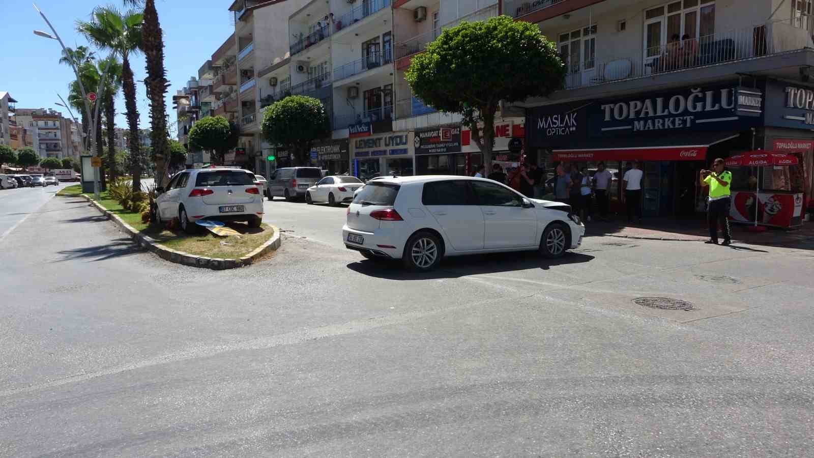 Manavgat’ta otomobiller çarpıştı: 2 yaralı