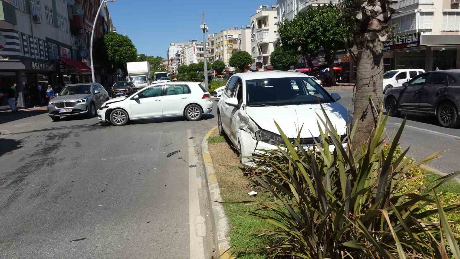 Manavgat’ta otomobiller çarpıştı: 2 yaralı