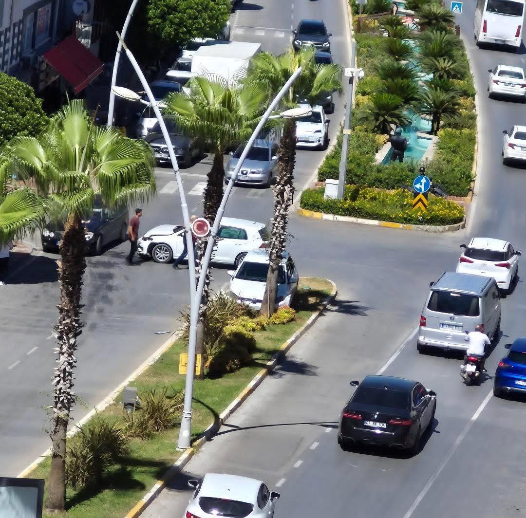 Manavgat’ta otomobiller çarpıştı: 2 yaralı