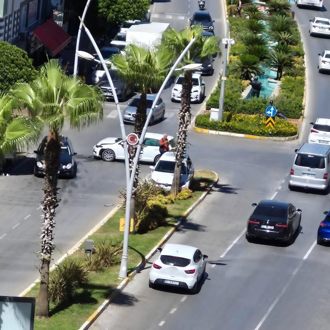 Manavgat’ta otomobiller çarpıştı: 2 yaralı