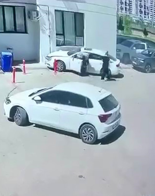 Önce park halindeki araca, ardından duvara çarptı
