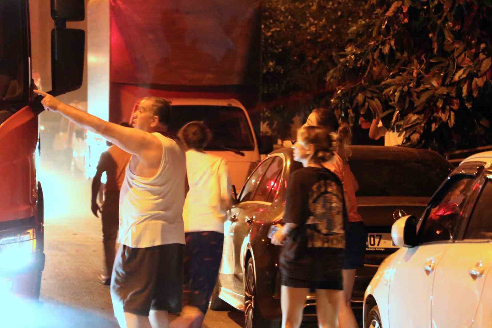 Korku dolu gözlerle izlediler: Daire alev alev yandı, mahalleli sokağa döküldü
