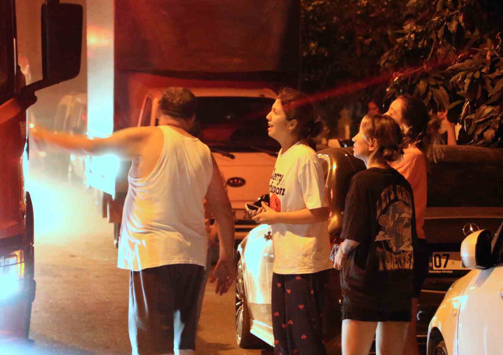 Korku dolu gözlerle izlediler: Daire alev alev yandı, mahalleli sokağa döküldü