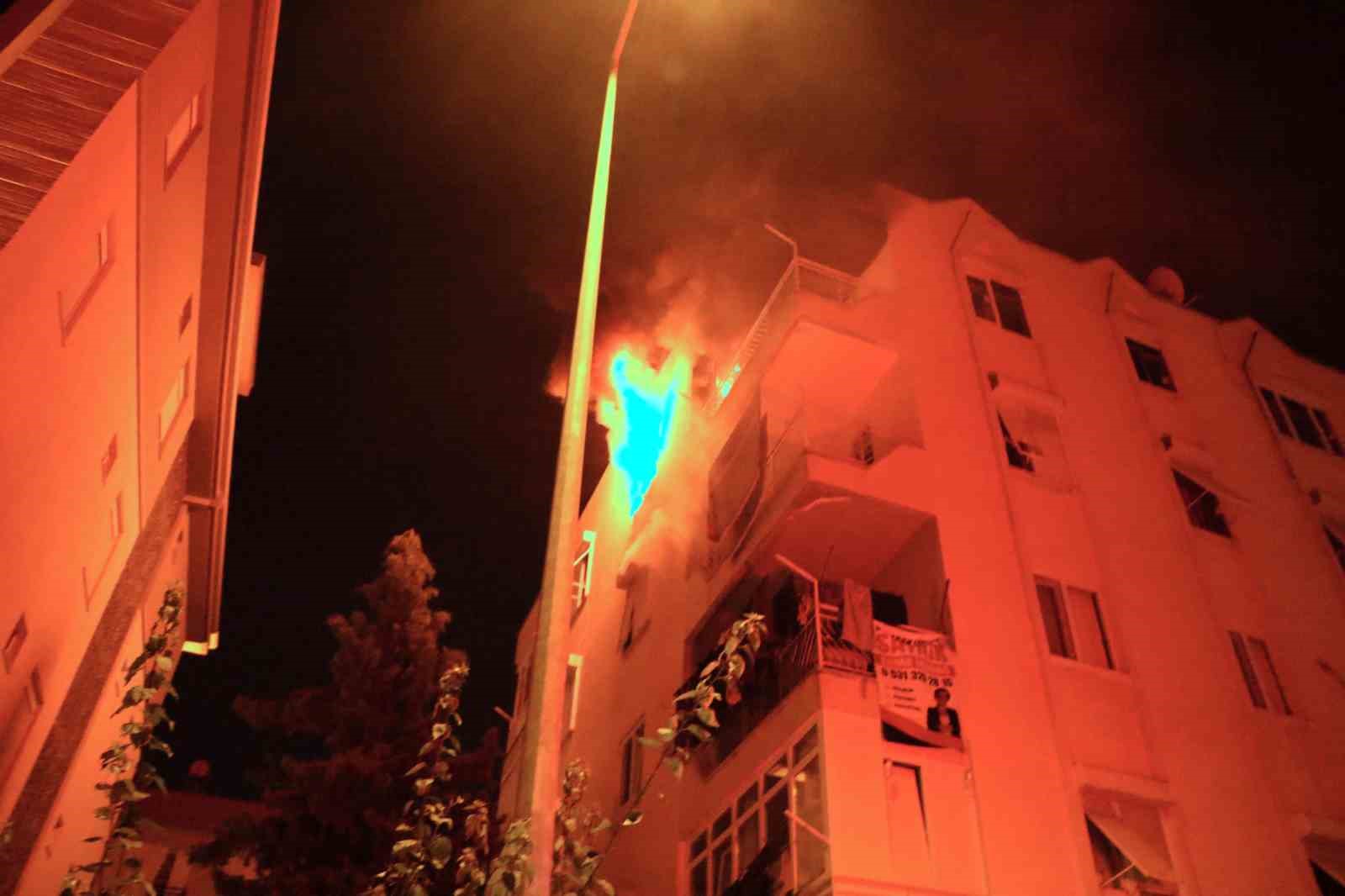 Korku dolu gözlerle izlediler: Daire alev alev yandı, mahalleli sokağa döküldü