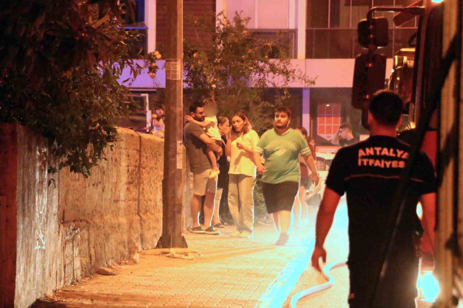 Korku dolu gözlerle izlediler: Daire alev alev yandı, mahalleli sokağa döküldü