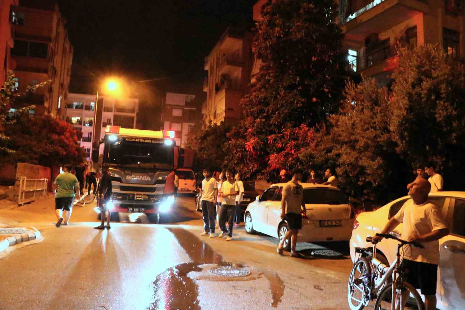 Korku dolu gözlerle izlediler: Daire alev alev yandı, mahalleli sokağa döküldü