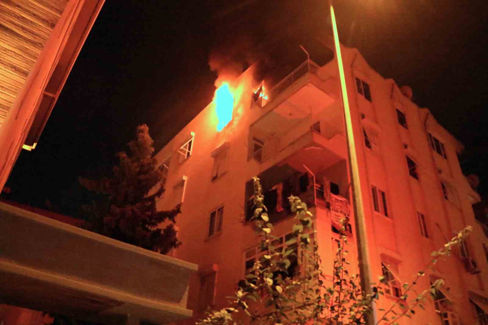 Korku dolu gözlerle izlediler: Daire alev alev yandı, mahalleli sokağa döküldü